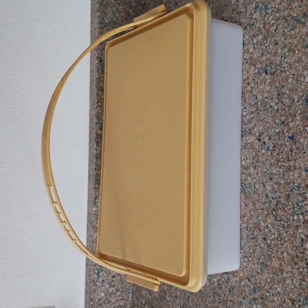 Tupperware Rectangle Cake Carrier with handle
